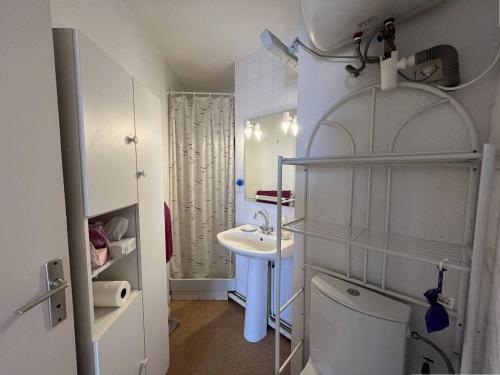 une petite salle de bain avec toilettes et lavabo dans l'établissement Appartement T2 avec loggia, parking privé et proche plage, Port Leucate - FR-1-81-615, à Leucate