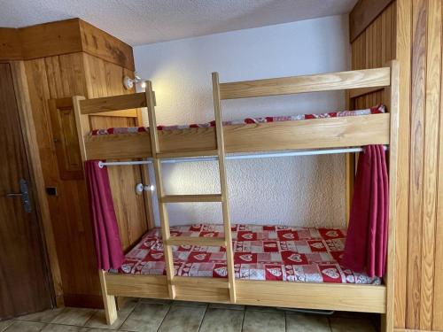 quelques lits superposés dans une chambre dans l'établissement Charmant T2 en Savoie, Pied des pistes, 7 pers. - FR-1-810-20, aux Saisies
