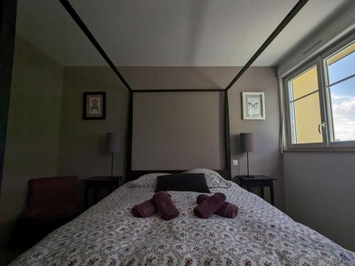 a bedroom with a bed with two brown teddy bears on it at Chambres avec petit déj inclus et table d'hôtes en Berry, près des Châteaux de la Loire - FR-1-591-700 in Fontguenand
