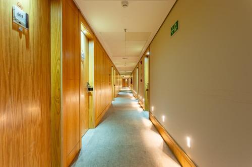 a corridor of an office building with a long hallway at Cullinan Brasilia - Fabuloso apt da REDE PREMIUM 13º andar in Brasilia