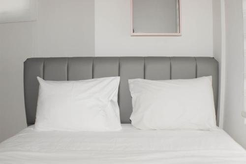 Кровать или кровати в номере Comfort Living 3BR at Springlake Summarecon Bekasi Apartment By Travelio