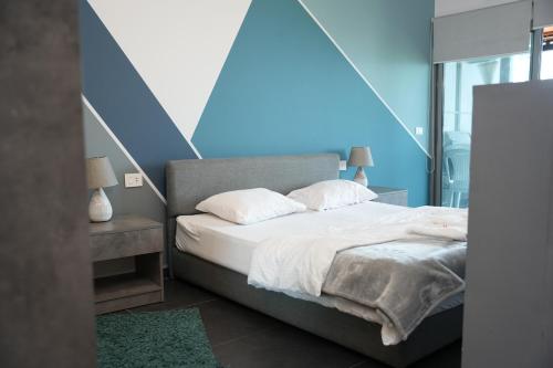Katil atau katil-katil dalam bilik di Paradise Sunset cozy sea view studio in Byblos