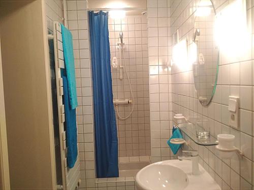 Ένα μπάνιο στο Chambre lumineuse avec espaces communs et court de tennis à Aydoilles - FR-1-589-713