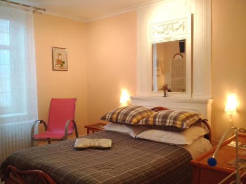 Ένα ή περισσότερα κρεβάτια σε δωμάτιο στο Chambre lumineuse avec espaces communs et court de tennis à Aydoilles - FR-1-589-713