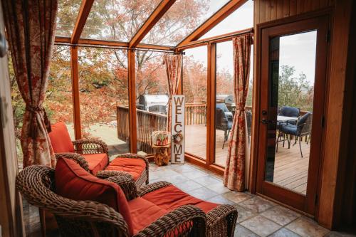 Posezení v ubytování Catskills Luxury Chalet - Mountains Retreat