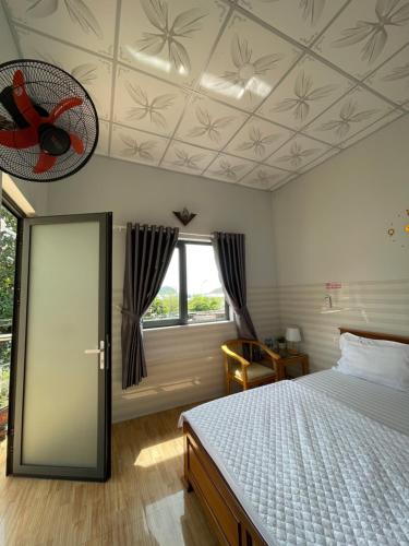 a bedroom with a bed and a window at 777 Hostel Vĩnh Hy in ThÃ´n Báº£o An