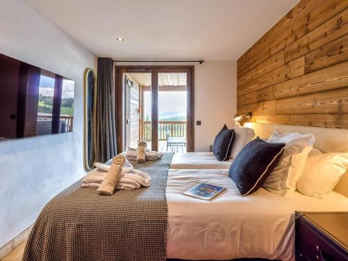 une chambre avec deux lits et une grande fenêtre dans l'établissement Appartement 5 pièces, Les Saisies, jacuzzi, parking, skis aux pieds - FR-1-810-15, aux Saisies