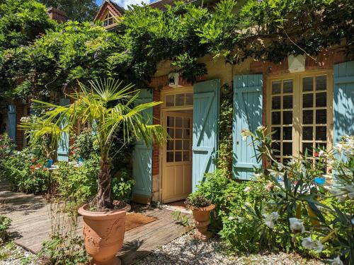 a house with plants in front of it at Chambre spacieuse, entrée privée, animaux admis, WiFi - FR-1-590-513 in Presnoy