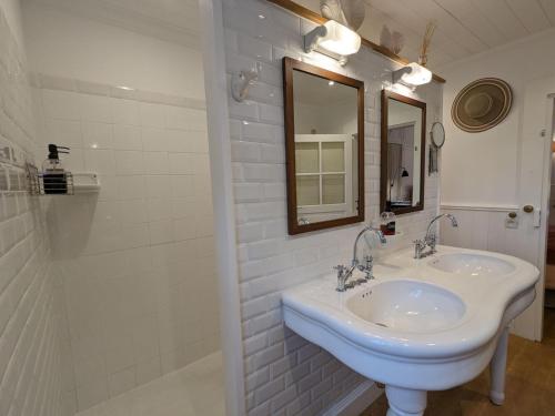 a white bathroom with two sinks and a mirror at Chambre spacieuse, entrée privée, animaux admis, WiFi - FR-1-590-513 in Presnoy