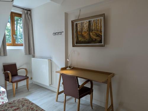 Cette chambre dispose d'un bureau et d'une photo murale. dans l'établissement Chambre familiale avec Wi-Fi inclus, petit-déjeuner et espace convivial - FR-1-590-473, à Ligny-le-Ribault