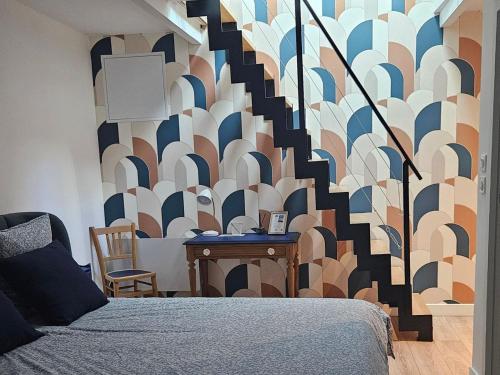 - une chambre avec un lit et un escalier avec une table dans l'établissement Chambre Chambord avec piscine chauffée et parking privatif - FR-1-590-484, à Messas