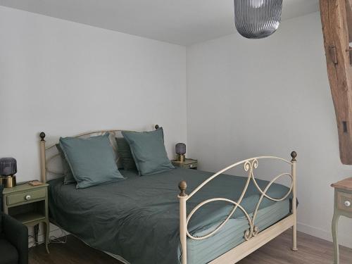 Postel nebo postele na pokoji v ubytování Chambre Cheverny: Maison d'hôtes avec piscine chauffée & petit-déjeuner inclus - FR-1-590-489