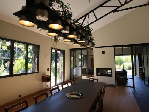 une salle à manger avec une table et des chaises dans l'établissement Chambre Amédée PMR chic avec Wi-Fi et petit déjeuner inclus - FR-1-590-479, à La Ferté-Saint-Aubin