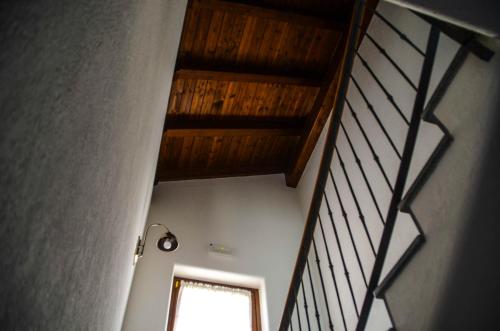 a hallway with a wooden ceiling and a window at Les Vrais Rayons in Verrayes