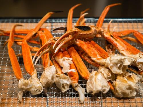 a scorpion and carrots on a wire rack at 層雲閣 in Kamikawa