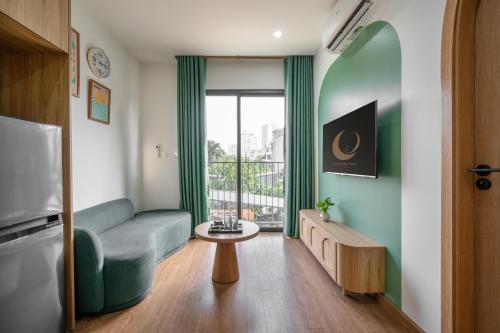 TV a/nebo společenská místnost v ubytování MOONLIT Suites Hotel by Luxe Paradise