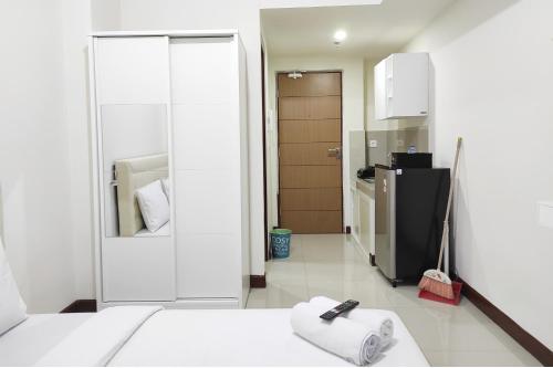 Katil atau katil-katil dalam bilik di Simply Homey Studio at Vida View Apartment By Travelio