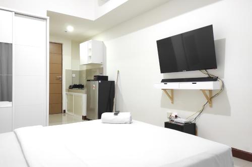 Televisyen dan/atau pusat hiburan di Simply Homey Studio at Vida View Apartment By Travelio