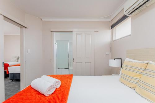 Ένα ή περισσότερα κρεβάτια σε δωμάτιο στο Mandala Ace Albany Hotel