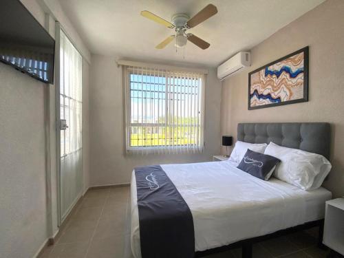 a bedroom with a bed with a ceiling fan at LA CASABONITA vistalberca AirA in Alpuyeca