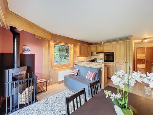 un salon avec un canapé et une cuisine dans l'établissement Confortable 2 pièces avec jardin, parking, face au Mont Blanc - FR-1-560-152, à Combloux