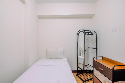 Un pat sau paturi într-o cameră la Comfortable and Tidy 2BR at Cinere Resort Apartment By Travelio