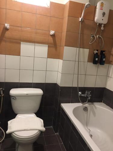 Bilik mandi di Woraburi Sukhumvit Hotel