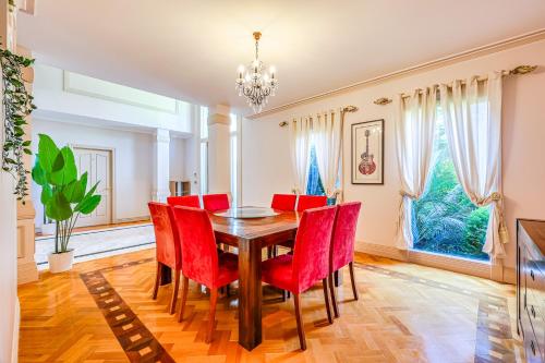 Χώρος καθιστικού στο StayAU Expansive 7BR Villa Scenic Warrandyte