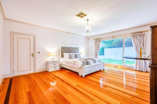 Ένα ή περισσότερα κρεβάτια σε δωμάτιο στο StayAU Expansive 7BR Villa Scenic Warrandyte