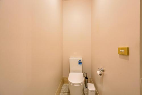 Ένα μπάνιο στο StayAU Expansive 7BR Villa Scenic Warrandyte