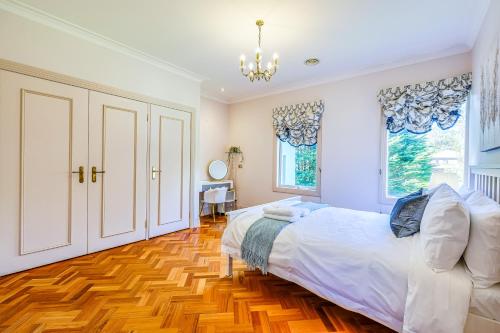 Ένα ή περισσότερα κρεβάτια σε δωμάτιο στο StayAU Expansive 7BR Villa Scenic Warrandyte