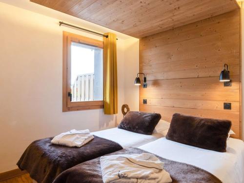 deux lits dans une chambre avec une fenêtre dans l'établissement Appartement 5 pièces - SPA - Les Saisies - 10 pers - FR-1-810-1, aux Saisies