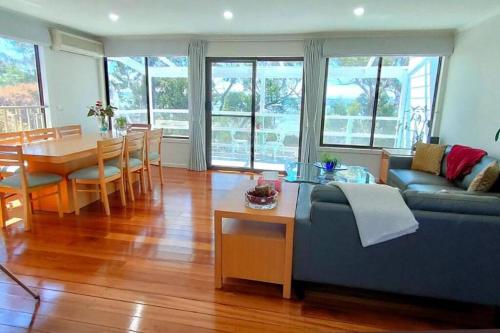 Χώρος καθιστικού στο Great Sea View Home Tenby Point