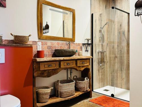 un bagno con un lavandino in legno e uno specchio di Chambre 4 pers avec piscine chauffée & WiFi - FR-1-591-708 a Faverolles