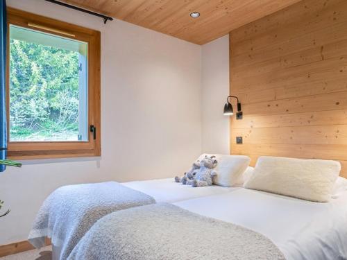 une chambre avec un lit avec un ours en peluche dessus dans l'établissement Appartement haut de gamme 10 pers, Spa & parking, Les Saisies - FR-1-810-2, aux Saisies