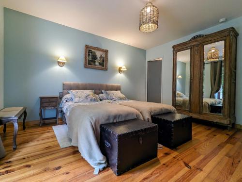 Séjournez en Ferme avec Piscine, Tennis, Chevaux et Parking Sécurisé - FR-1-582-518