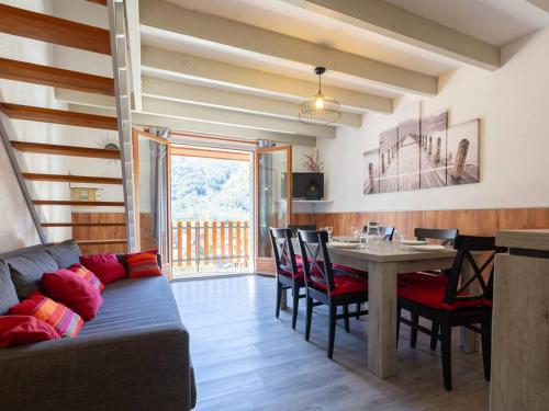 un salon avec un canapé et une table dans l'établissement Confortable appartement 6 pers, proche télécabine SkyVall - FR-1-695-60, à Loudenvielle