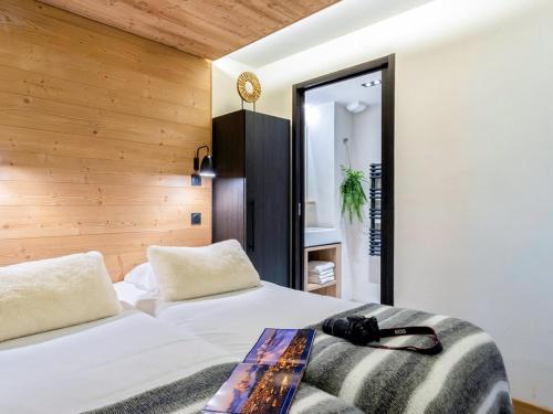 une chambre avec deux lits blancs et un miroir dans l'établissement Appartement 4 pièces avec SPA et parking - Les Saisies - FR-1-810-11, aux Saisies