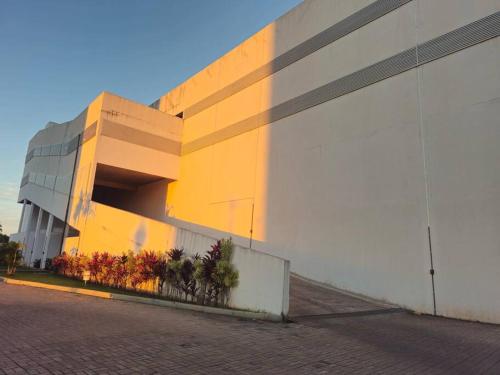 a building with flowers on the side of it at Apto Aconchegante e Confortável! in Uberaba