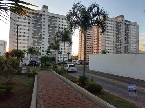 a street with palm trees in a city with buildings at Apto Aconchegante e Confortável! in Uberaba