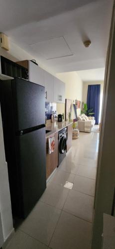 ラス・アル・ハイマにある1001 nightの部屋に黒い冷蔵庫があるキッチン