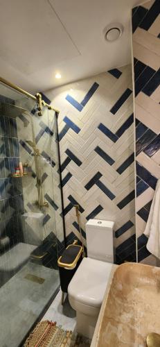 ラス・アル・ハイマにある1001 nightのトイレとシャワー付きのバスルーム
