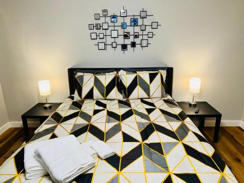 - une chambre avec un lit et 2 tables de chevet avec des lampes dans l'établissement House 3-Bed 2,5-Bath FREE Parking with Washer Dryer inside, à The Woodlands