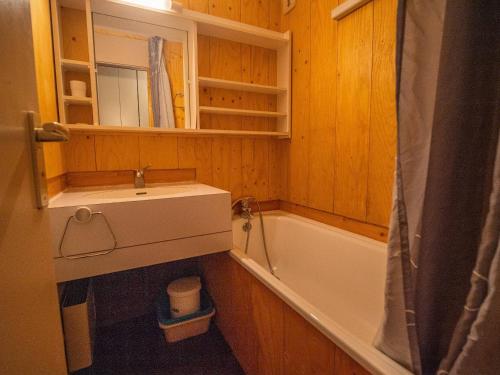une salle de bain avec un lavabo et une baignoire dans l'établissement Appartement 2P au pied des pistes, animaux admis - FR-1-356-523, à Valmorel