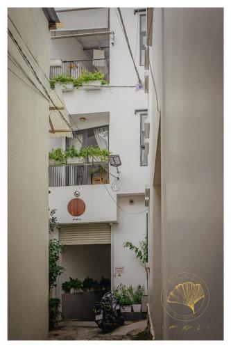 an apartment building with a courtyard with a motorcycle parked in front at Aki 秋 Hostel in Da Lat