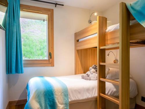 une chambre avec lits superposés et une fenêtre dans l'établissement Appartement spacieux 4 pièces, spa et parking, proche piste Les Saisies - FR-1-810-6, aux Saisies