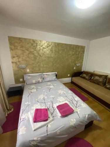 a bedroom with a bed with two towels on it at Casa Cristalina&Dumi in Albac