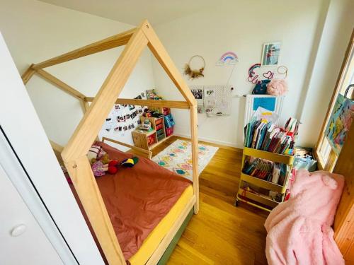 - une chambre pour enfants avec une salle de jeux avec un lit dans l'établissement Montmartre à 2 ou plus, à Paris