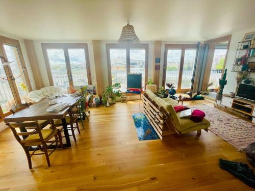 un salon avec une table et une salle à manger dans l'établissement Montmartre à 2 ou plus, à Paris