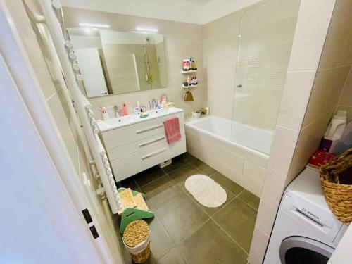 une salle de bain avec une baignoire et un lavabo et une baignoire dans l'établissement Montmartre à 2 ou plus, à Paris